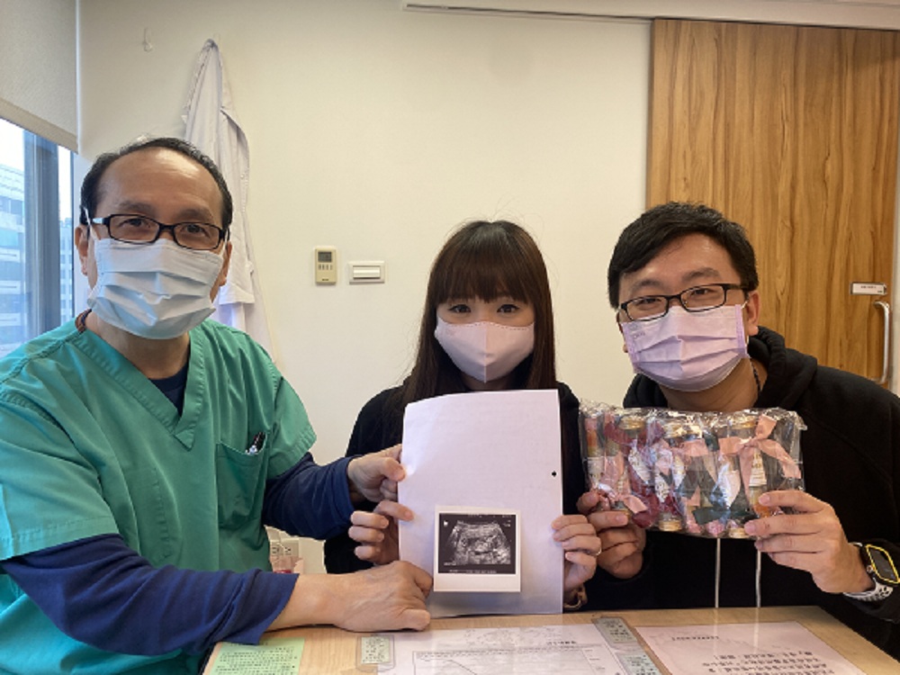 和醫生討論後決定將冷凍胚胎解凍後做切片PGS,做了兩顆只有一顆正常….於是第4次植入就植入這顆,也在免疫的部分加強用藥,這次終於成功懷上寶寶要從診所畢業了,